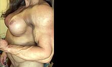 肌肉猛男在POV动作中:成熟的健美运动员展示他们被撕裂的身体