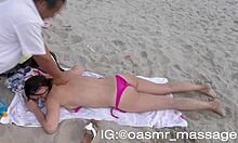 年轻女友在海滩上进行无上衣按摩