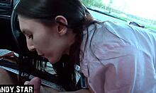 年轻的德国女人在停车场口交并吞咽