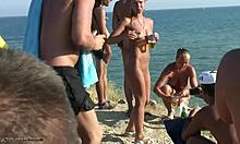 两个咄咄逼人的俄罗斯裸体主义者尽情享受