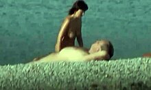 黑发女友裸体从水中出来