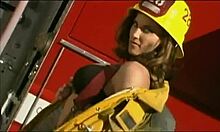 Sondra Hall在被操之前吸了消防员的口水