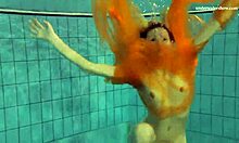 Nastya在游泳池里脱衣服并展示她迷人的裸体
