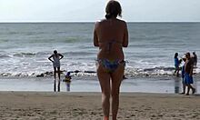 与曲线优美的拉丁美女和她的胖情人一起展示热情的海滩