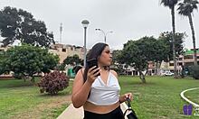卡桑德拉,一个有着大屁股的拉丁美女,在这个完整的视频中被激起欲望,在公共场合寻找一个糖爹,包括红色的服装,高跟鞋和舌头穿孔。
