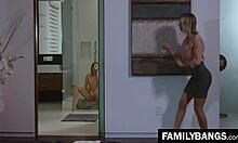 Alexis Fawx和Kristen Scott在自制浴室视频中