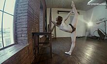 Rita Pervorazova展示了她作为顶级体操运动员的灵活性