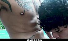 纹身拉丁裔男子在户外与有吸引力的拉丁裔男孩做爱