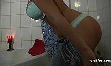 金发少女在亲密的浴缸中享受她的粉色阴道