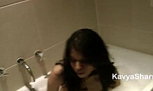 印度年轻女子,阿姨和女友在淋浴中的辣味视频