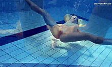 爱好者金发美女 Elena Proklova 在游泳池里游泳