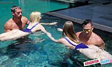 继父和继女在游泳池里做爱,同时嘲笑他们的皮行为