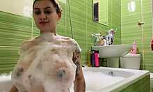 一个拥有巨乳和性感股的年轻孕妇正在洗