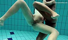 水下女同性恋:Nina和Zlata Oduvanchik变得湿润而狂野